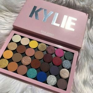 Kylie jenner eye shadow makeup pallet